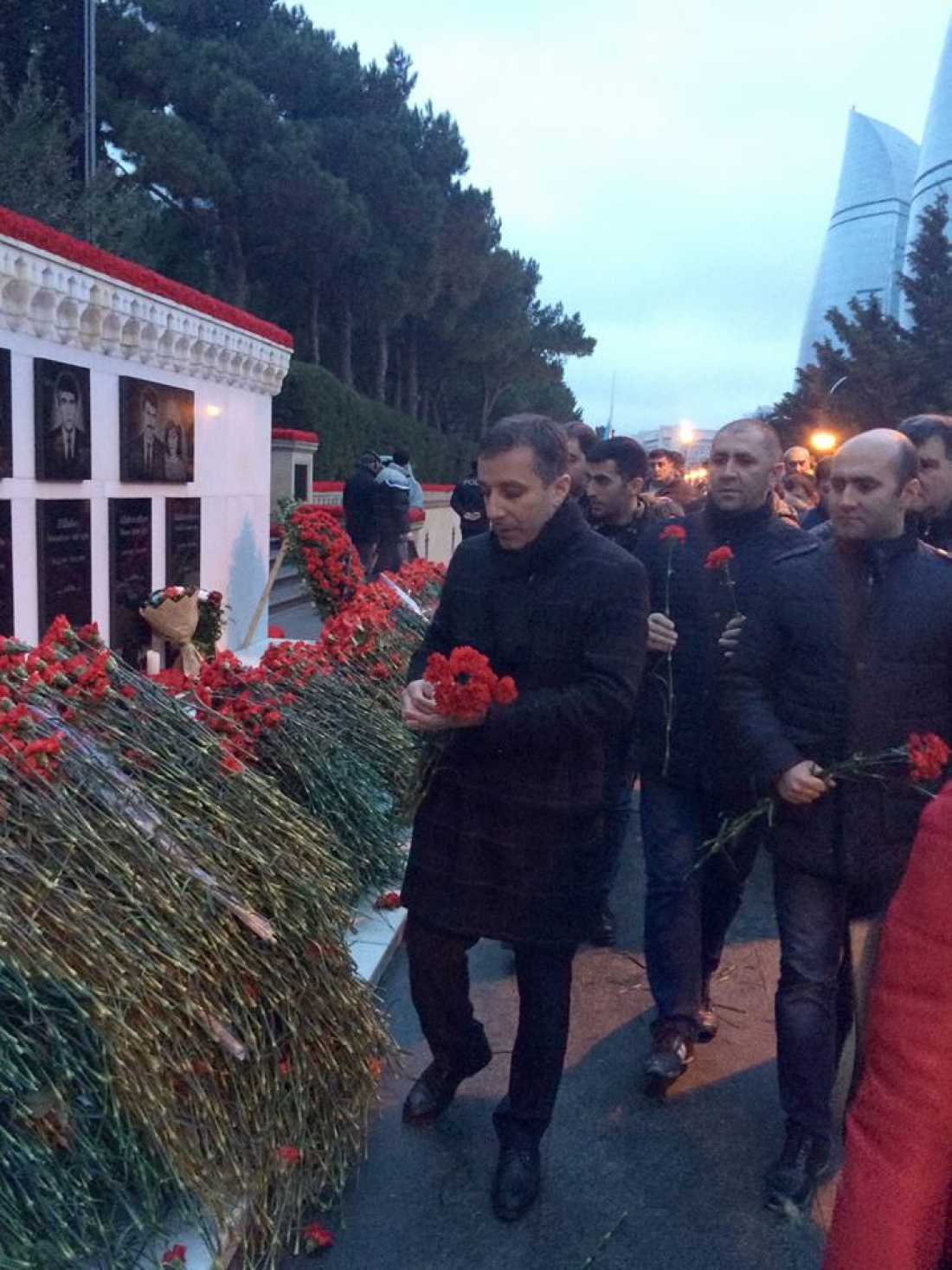 “FAB Boya” kollektivi şəhidlər xiyabanını ziyarət edib