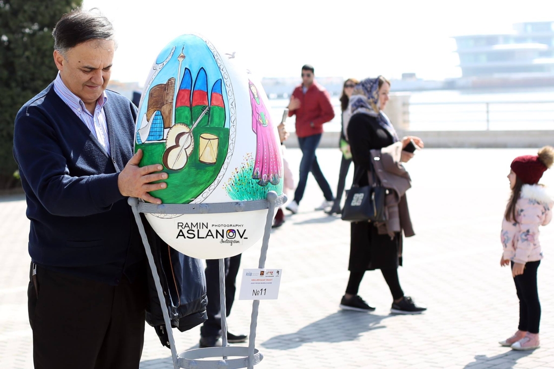 “Regional İnkişaf” İçtimai Birliyi, Azərbaycan Dövlət Rəssamlıq Akademiyası, Fab Boya və Kimya Sənayesi MMC və Dənizkənarı Bulvar İdarəsinin birgə təşkilatçılığı ilə “Rənglərin bahar təravəti” adlı dekorativ tətbiq