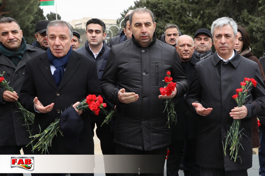 FAB ŞİRKƏTLƏR QRUPUNUN RƏHBƏR HEYƏTİ VƏ BİR QRUP ƏMƏKDAŞI ŞƏHİDLƏR XİYABANINI ZİYARƏT EDİB