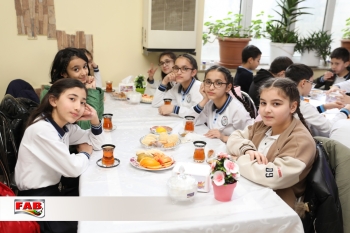 300 №-li tam orta məktəbin bir qrup şagirdi FAB Şirkətlər qrupunda